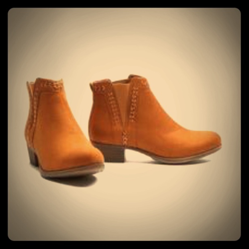 lightweight low-heel Chelsea booties